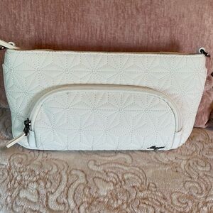 Lug Flyer Matte Luxe VL Convertible Crossbody. EUC White Cream